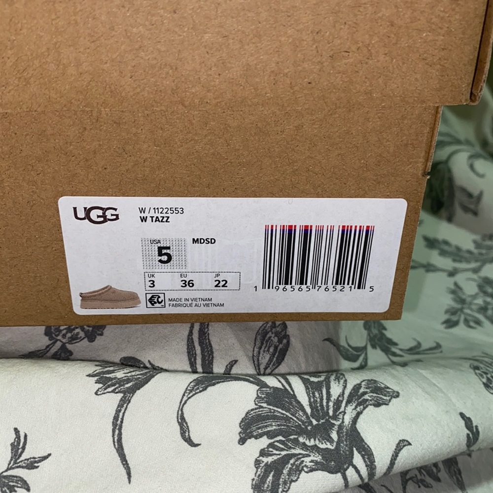 BRAND NEW tazz ugh platforms